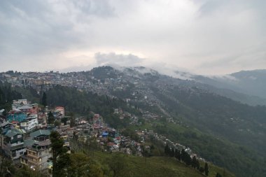 Darjeeling, Batı Bengal, Hindistan 'da bir dağ yamacında. Güneşin doğuşundaki muhteşem tepe manzarası.