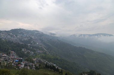 Darjeeling, Batı Bengal, Hindistan 'da bir dağ yamacında. Güneşin doğuşundaki muhteşem tepe manzarası.