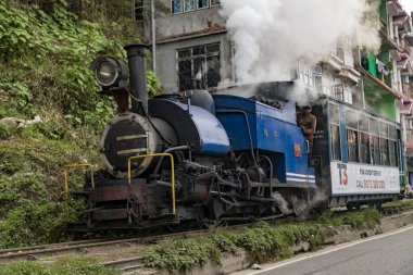 Darjeeling, Batı Bengal, Hindistan, 20 Nisan 2022 Darjeeling oyuncak treni Darjeeling 'den ghum istasyonuna giden buhar makinesiyle çekilir.