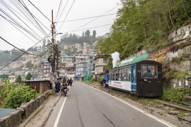Darjeeling, Batı Bengal, Hindistan, 20 Nisan 2022 Darjeeling oyuncak treni Darjeeling 'den ghum istasyonuna giden buhar makinesiyle çekilir.