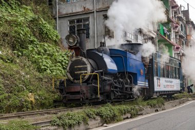 Darjeeling, Batı Bengal, Hindistan, 20 Nisan 2022 Darjeeling oyuncak treni Darjeeling 'den ghum istasyonuna giden buhar makinesiyle çekilir.