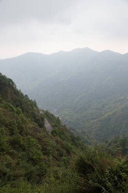 Himalaya dağlarının görkemli manzarası, Senchal ormanlarının yoğun yeşil ormanlarıyla çevrili. Darjeeling 'de Batı Bengal' in en yüksek zirvesi..