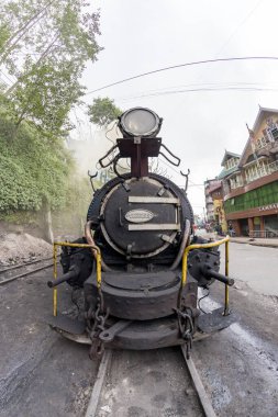 Darjeeling, Batı Bengal, Hindistan, 22 Nisan 2022. Darjeeling 'deki dar bir demiryolunun oyuncak treni. Batı Bengal 'deki Darjeeling Himalaya Demiryolu..