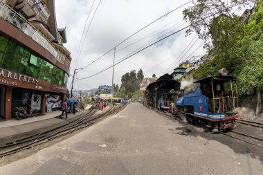 Darjeeling, Batı Bengal, Hindistan, 22 Nisan 2022. Darjeeling 'deki dar bir demiryolunun oyuncak treni. Batı Bengal 'deki Darjeeling Himalaya Demiryolu..