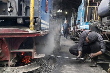 Darjeeling, Batı Bengal, Hindistan, 22 Nisan 2022. Darjeeling 'deki dar bir demiryolunun oyuncak treni. Batı Bengal 'deki Darjeeling Himalaya Demiryolu..
