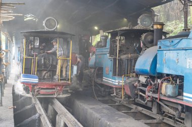 Darjeeling, Batı Bengal, Hindistan, 22 Nisan 2022. Darjeeling 'deki dar bir demiryolunun oyuncak treni. Batı Bengal 'deki Darjeeling Himalaya Demiryolu..
