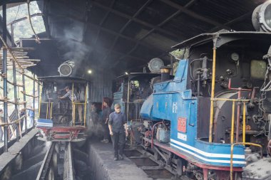 Darjeeling, Batı Bengal, Hindistan, 22 Nisan 2022. Darjeeling 'deki dar bir demiryolunun oyuncak treni. Batı Bengal 'deki Darjeeling Himalaya Demiryolu..