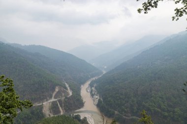Aşıkların üst manzarası nehrin soldan geldiği yeri gösteriyor. Rangeet ve Teesta 'yla buluşuyor. Batı Bengal Hindistan.