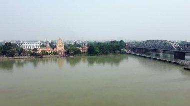 Dakshineswar Kali Tapınağı, Kolkata yakınlarında Dakshineswar 'da bulunan bir Hindu tapınağıdır. Hooghly Nehri 'nin doğu kıyısında..