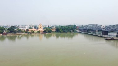 Dakshineswar Kali Tapınağı, Kolkata yakınlarında Dakshineswar 'da bulunan bir Hindu tapınağıdır. Hooghly Nehri 'nin doğu kıyısında..