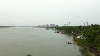 Kolkata, Batı Bengal, Hindistan, 12 Nisan 2022 Hooghly Nehri ve Ganj Nehri üzerindeki Howrah Köprüsü Howrah ve Kalküta arasında iletişim kuruyor. İngiliz Dönemi Köprüsü.