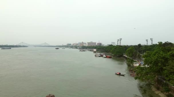 コルカタ ウェストヴェンガル インド 2022年4月20日 ハウラとカルカッタの間で通信する神聖な川ギャングの上のフーガリー川とハウラ橋 イギリス — ストック動画