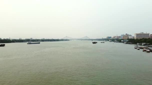 2022年4月12日 印度西孟加拉邦加尔各答 位于圣河恒河上的胡奥布瑞河和豪拉赫桥在豪拉赫和加尔各答之间通航 英国时期桥梁 — 图库视频影像