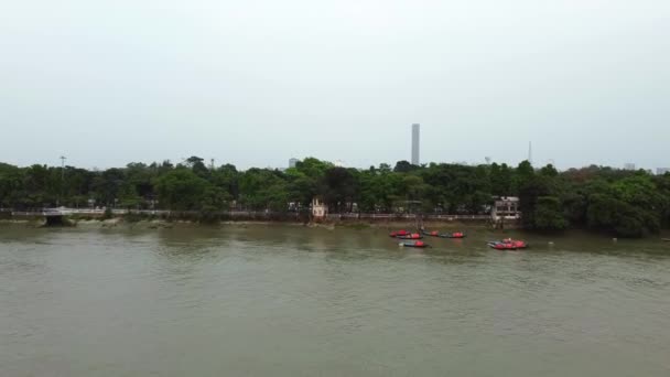 2022年4月12日 印度西孟加拉邦加尔各答 Vidyasagar Setu附近的五彩斑斓的船只 也被称为第二大致大桥 — 图库视频影像