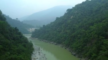  Teesta nehrindeki taç giyme köprüsünün güzel panoramik manzarası. Bu köprü İngiliz döneminde inşa edildi ve şimdi Hindistan 'ın mirası..