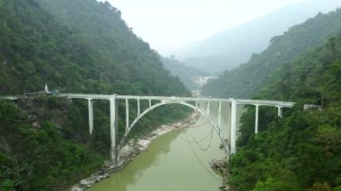 Darjeeling, Kalimpong, Batı Bengal, Hindistan, 24 Nisan 2022 Teesta nehri üzerindeki Coronation Köprüsü 'nün güzel panoramik manzarası. Bu köprü İngiliz döneminde inşa edildi ve şimdi Hindistan 'ın mirası..