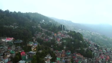 Batı Bengal, Hindistan 'da bulutlu bir günde Himalayalar' daki bir dağın yamacındaki Darjeeling şehrinin hava manzarası.. 