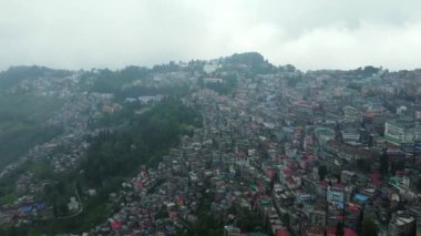 Batı Bengal, Hindistan 'da bulutlu bir günde Himalayalar' daki bir dağın yamacındaki Darjeeling şehrinin hava manzarası.. 