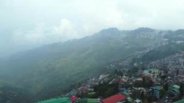 Batı Bengal, Hindistan 'da bulutlu bir günde Himalayalar' daki bir dağın yamacındaki Darjeeling şehrinin hava manzarası.. 