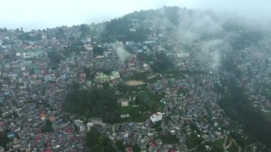 Batı Bengal, Hindistan 'da bulutlu bir günde Himalayalar' daki bir dağın yamacındaki Darjeeling şehrinin hava manzarası.. 