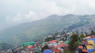 Darjeeling, Batı Bengal, Hindistan 'da bir dağ yamacındaki bir kasabanın insansız hava aracı görüntüsü. Güneşin doğuşundaki muhteşem tepe manzarası.