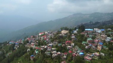 Batı Bengal, Hindistan 'da bulutlu bir günde Himalayalar' daki bir dağın üzerinden geçen Darjeeling şehrinin hava manzarası.. 