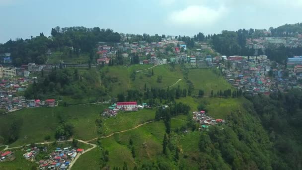 Luftaufnahme Der Darjeeling Stadt Über Einem Berg Himalaya Einem Bewölkten — Stockvideo