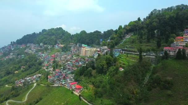 Flygfoto Över Darjeeling Stad Över Ett Berg Himalaya Molnig Dag — Stockvideo