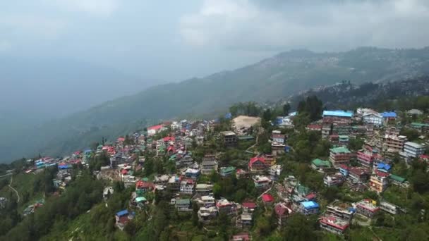Widok Powietrza Darjeeling City Nad Górą Himalajach Pochmurny Dzień Zachodnim — Wideo stockowe