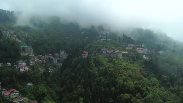 インドの西ヴェンガルで曇った日のヒマラヤ山の上空からの大胆な都市の空想的な眺め — ストック動画