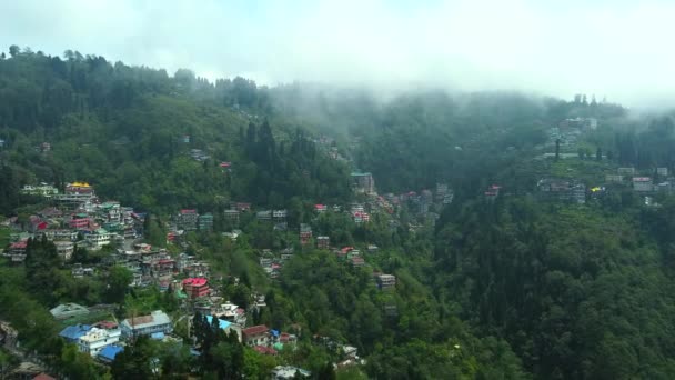 在印度西孟加拉邦的一个阴天 从喜玛拉雅山脉的一座山上俯瞰大吉岭的空中风景 — 图库视频影像