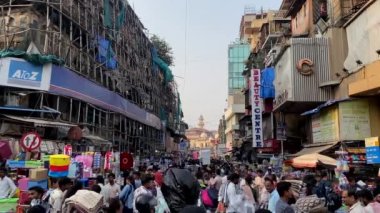 Mumbai, Hindistan 14 Aralık 2023 Güney Mumbai, Maharashtra, Hindistan 'daki ünlü Crawford Pazarı etrafındaki kalabalık sokaklar.