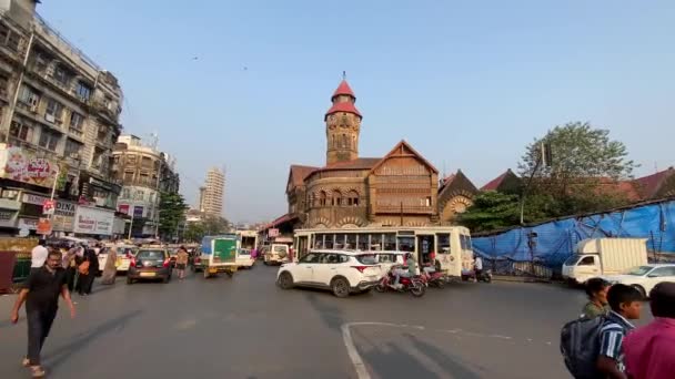 Mumbai India December 2023 Establishing Shot Showing Traffic Historic Landmark — Stock Video