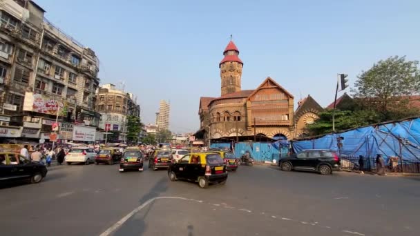 2023年12月14日在印度马哈拉施特拉邦孟买历史性的克劳福德市场附近拍摄交通照片 — 图库视频影像