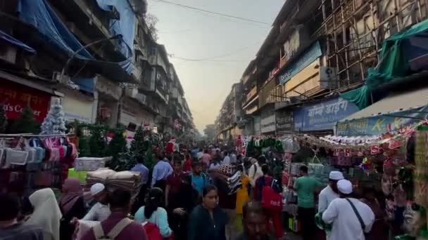2023年12月14日印度孟买南部马哈拉施特拉邦圣诞节期间 著名的克劳福德市场周围挤满了人的街道 — 图库视频影像