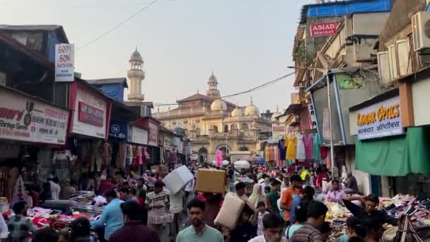 2023年12月14日在印度马哈拉施特拉邦孟买南部著名的克劳福德市场和贾马清真寺周围的拥挤街道 — 图库视频影像