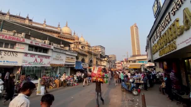 2023年12月14日在印度马哈拉施特拉邦孟买南部著名的克劳福德市场和贾马清真寺周围的拥挤街道 — 图库视频影像