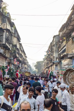 Mumbai, Hindistan 14 Aralık 2023 Güney Mumbai, Maharashtra, Hindistan 'daki ünlü Crawford Pazarı etrafındaki kalabalık sokaklar.