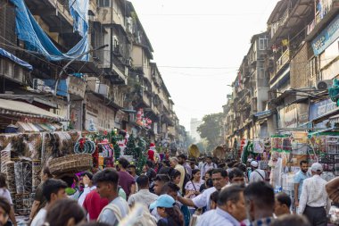 Mumbai, Hindistan 14 Aralık 2023 Güney Mumbai, Maharashtra, Hindistan 'daki ünlü Crawford Pazarı etrafındaki kalabalık sokaklar.