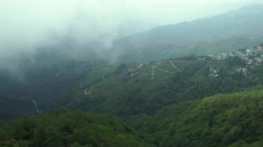 Darjeeling 'in havadan çekilmiş görüntüleri. Darjeeling insansız hava aracı görüntüleri, Hindistan' daki çay bahçesinin insansız hava aracı görüntüleri, doğanın insansız hava aracı videoları, manzara.