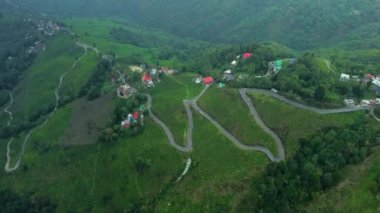 Darjeeling 'in havadan çekilmiş görüntüleri. Darjeeling insansız hava aracı görüntüleri, Hindistan' daki çay bahçesinin insansız hava aracı görüntüleri, doğanın insansız hava aracı videoları, manzara.