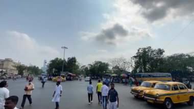 Kolkata, Batı Bengal, Hindistan 11 Nisan 2022 Kolkata kavşağında önemli bir şehir yolunun kesiştiği yerde Chowringhee bölgesinde sarı bir taksi, kolkata, Hindistan.