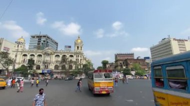 Kolkata, Batı Bengal, Hindistan 11 Nisan 2022 Kolkata kavşağında önemli bir şehir yolunun kesiştiği yerde Chowringhee bölgesinde sarı bir taksi, kolkata, Hindistan.