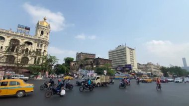 Kolkata, Batı Bengal, Hindistan 11 Nisan 2022 Kolkata kavşağında önemli bir şehir yolunun kesiştiği yerde Chowringhee bölgesinde sarı bir taksi, kolkata, Hindistan.