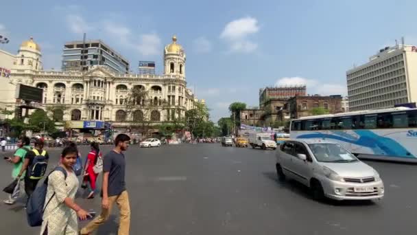 2022年4月11日 印度加尔各答 西孟加拉邦加尔各答 位于印度加尔各答Chowringhee地区的一条著名城市道路的科尔卡塔交通要道的拥挤交叉口 附近有一辆黄色出租车 — 图库视频影像