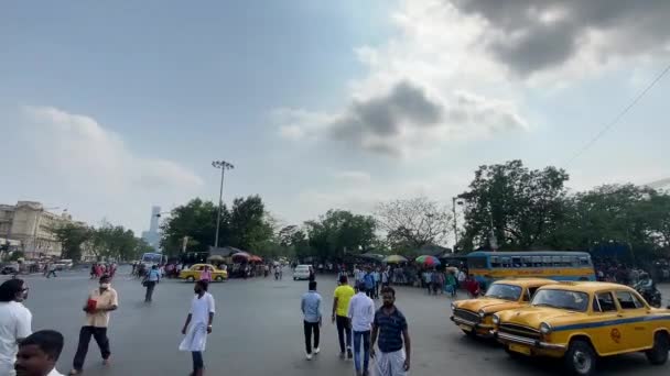 2022年4月11日 印度加尔各答 西孟加拉邦加尔各答 位于印度加尔各答Chowringhee地区的一条著名城市道路的科尔卡塔交通要道的拥挤交叉口 附近有一辆黄色出租车 — 图库视频影像