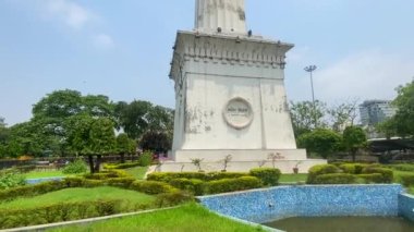 Kolkata, Batı Bengal, Hindistan 11 Nisan 2022 Shaheed Minar, Kolkata 'daki tugay sahalarında yemyeşil çimenler ve yanından geçen bulutlu gökyüzü ile çevrili..