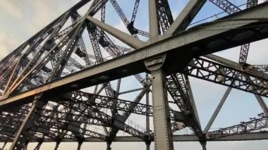 Kolkata, Batı Bengal, Hindistan 11 Nisan 2022. Howrah Köprüsü Hindistan 'ın en işlek köprüsü olarak kabul edilir..