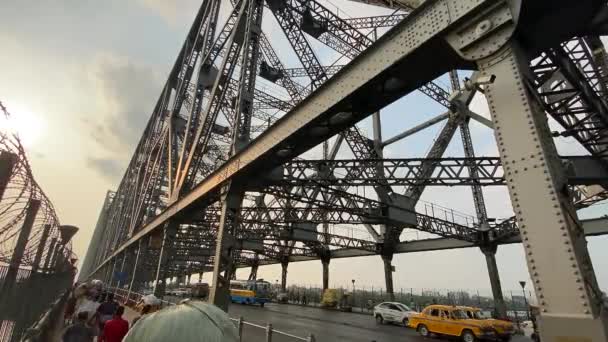2022年4月11日 印度西孟加拉邦加尔各答 豪拉赫桥被认为是印度最繁忙的汽车桥 — 图库视频影像