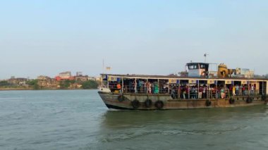 Kolkata, batı Bengal, Hindistan 11 Nisan 2022 feribot feribotu hangi vapura ulaşmak için Ganj Nehri 'nden geçiyor feribot servisi Kolkata şehrinde büyük bir ulaşım servisidir.
